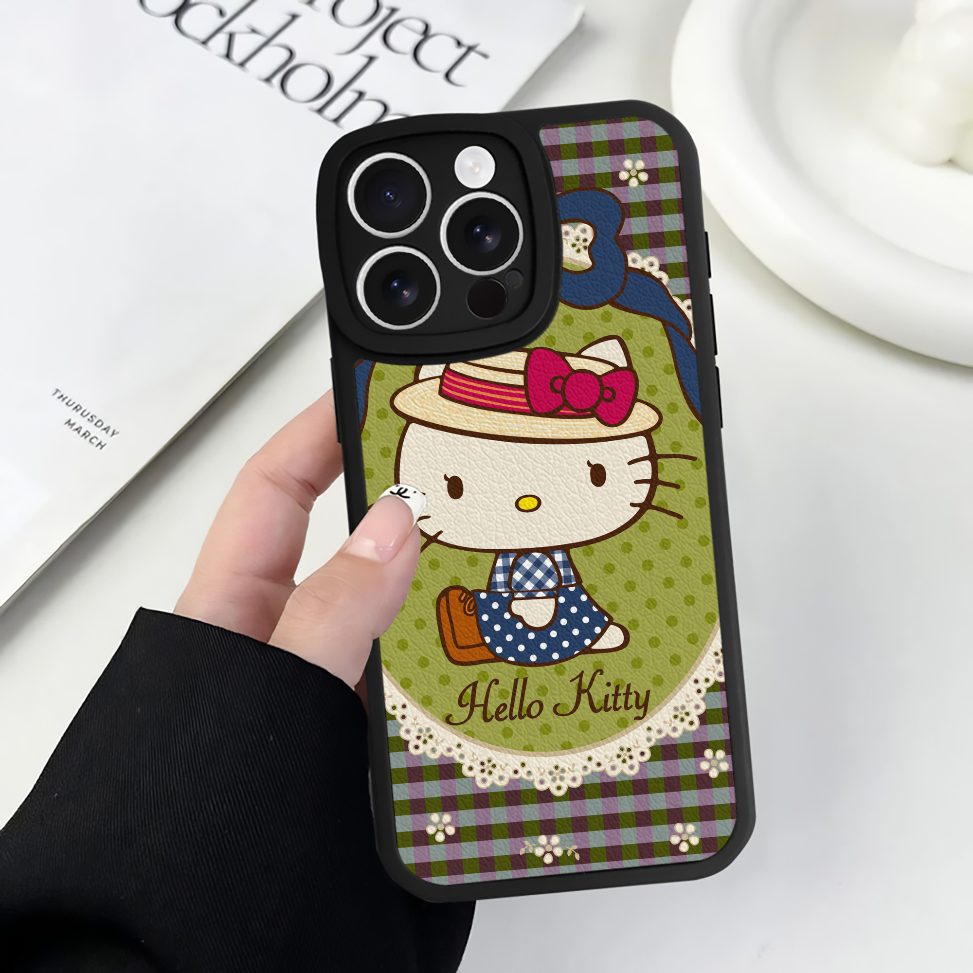 （画像用） Hello Kitty ハローキティ 【iPhone 16シリーズ対応】シリコンスマホケース（レザー調） 材質：シリコン